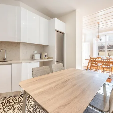 Sunny Downtown Apartment By Guestready Apartment
