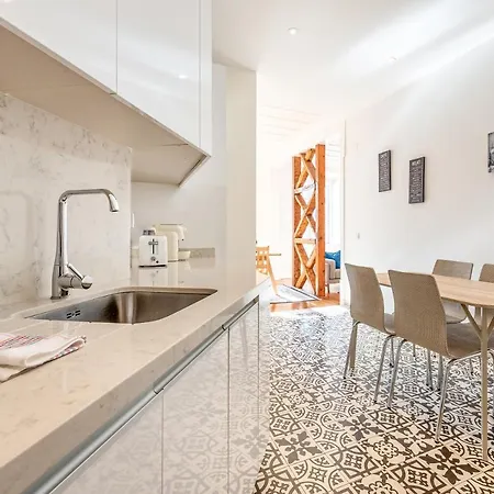 Sunny Downtown Apartment By Guestready